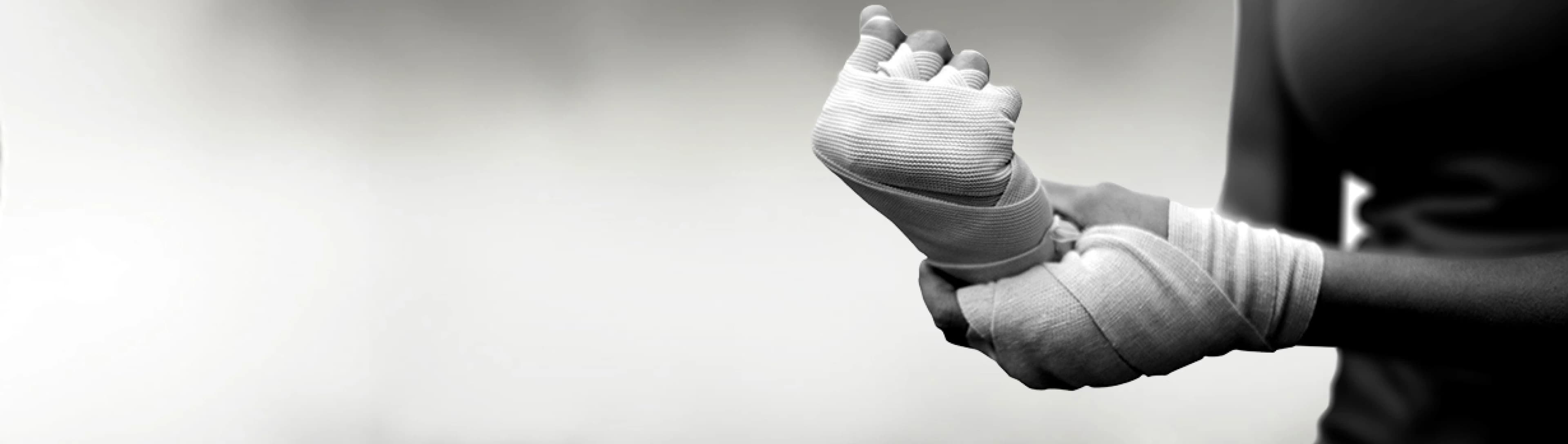 Vrouw met bokshandschoenen als symbool voor vechten voor uw recht – The Law Firm.